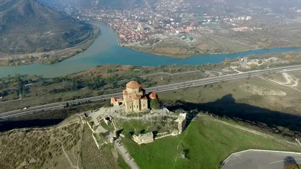 Vista del monasterio de Jvari en Kutaisi desde la altura, sesión aérea — Vídeos de Stock
