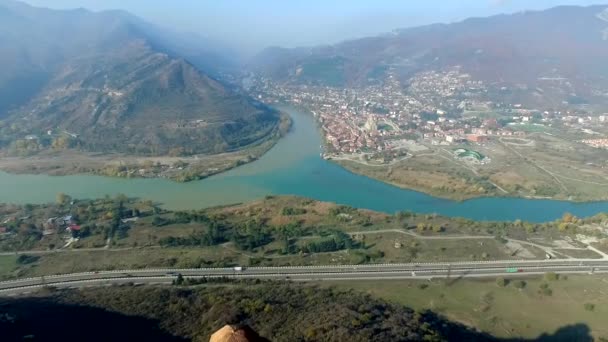 Utsikt over Jvari-klosteret i Kutaisi fra høyde, skyting fra luften – stockvideo
