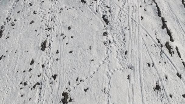 Campo nevado con huellas de quadrocopter — Vídeos de Stock