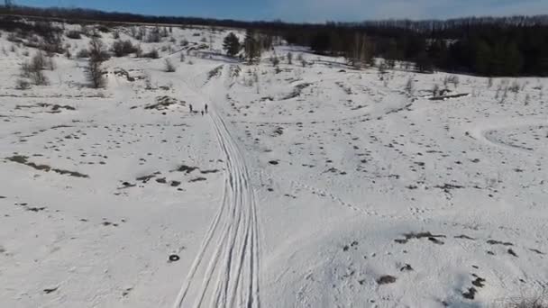 Красивый панорамный снежный пейзаж снимок с квадрокоптера — стоковое видео