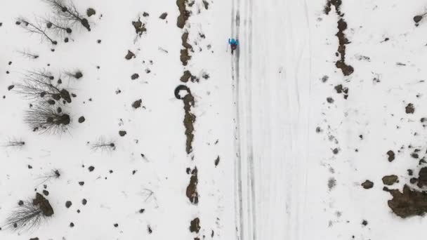 Туристичні прогулянки в снігу — стокове відео