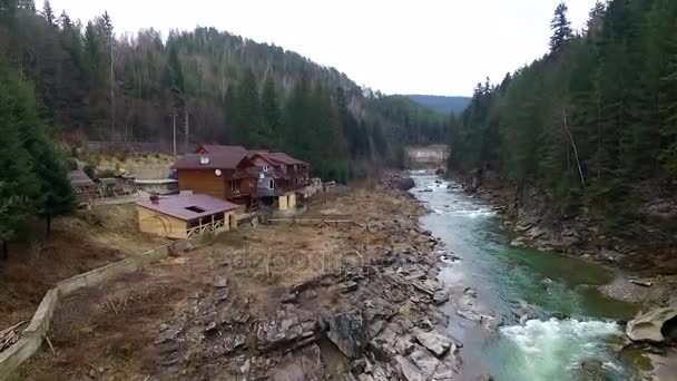 Hermoso paisaje con río y bosques — Vídeo de stock