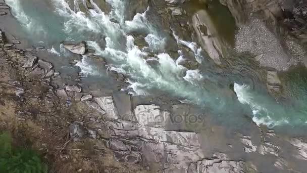 Río de montaña que fluye a través de piedras — Vídeo de stock