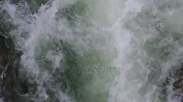 Górskie rzeki przepływającej przez kamienie — Wideo stockowe