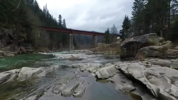 Schöne Landschaft der Brücke über den Gebirgsfluss — Stockvideo