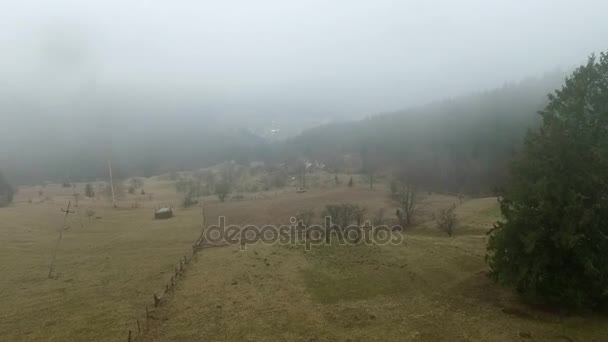 Paisagem nebulosa por montanhas — Vídeo de Stock