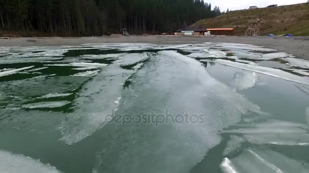 Schöner Bergsee mit Schollen — Stockvideo