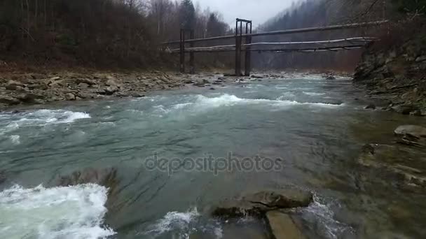 Paisaje con viejo puente sobre el río en Cárpatos — Vídeo de stock