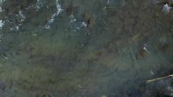 pont ferroviaire sur rivière de montagne