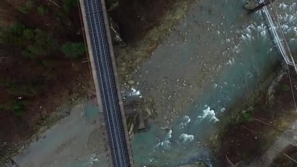 Železniční most přes horu řeky — Stock video