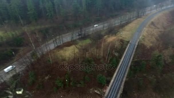Krajina s mostem železniční a silniční v Karpatských horách — Stock video