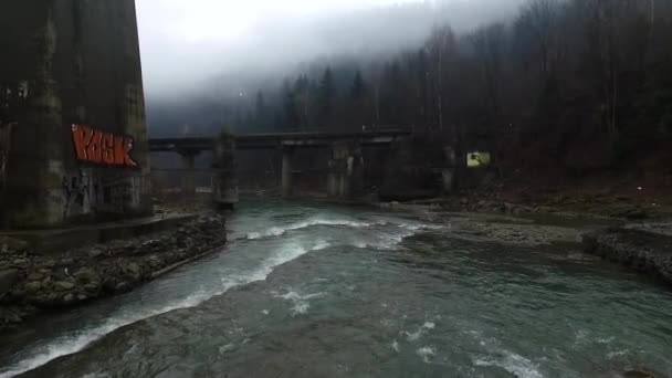 Landskap med gamla bron över floden i Karpaterna — Stockvideo