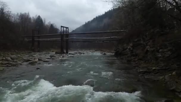 Landschap met oude brug over de rivier in de Karpaten — Stockvideo