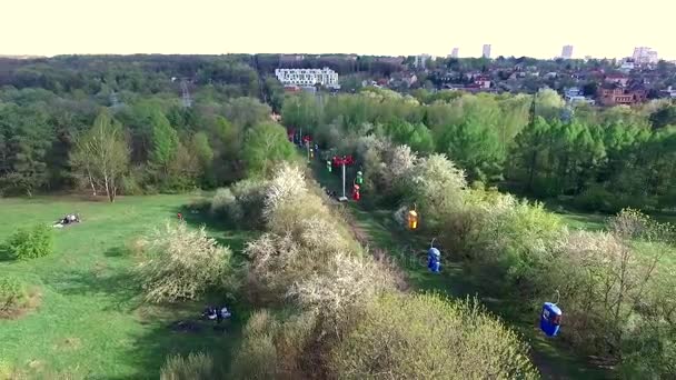 Schöne Aussicht auf die Seilbahn im Park Charkiw Gorki — Stockvideo