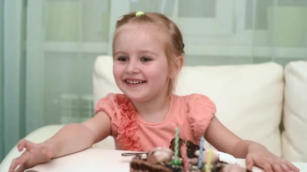Pěkná holka dostat bílý zajíc hračka její narozeniny stolu — Stock video