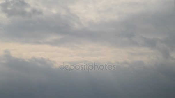 mouvement des nuages dans le ciel couvert, vidéo 