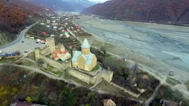 Twierdzy Ananuri i górskie jeziora, Georgia, topshot — Wideo stockowe