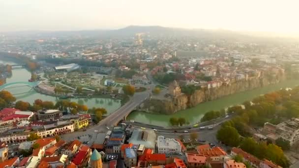 Oude en moderne gebouwen van Tbilisi, luchtfoto — Stockvideo