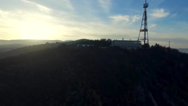 Torre de televisión sentada en lo alto de la colina, Georgia, aérea — Vídeos de Stock