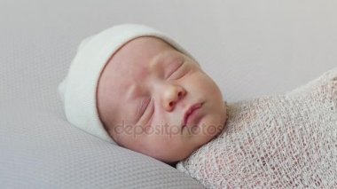 Beyaz şapkalı çocuk sarılmış