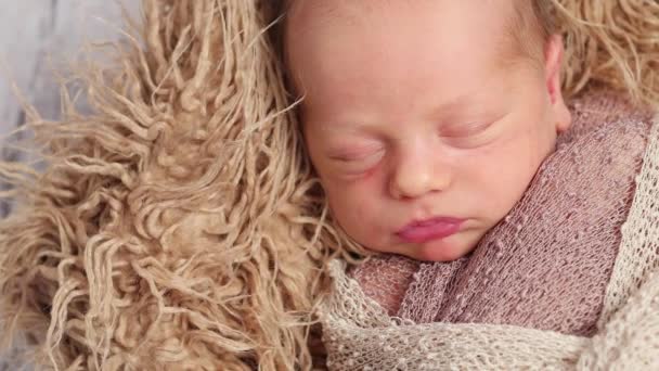 Bébé dormant, enveloppé avec une couverture — Video