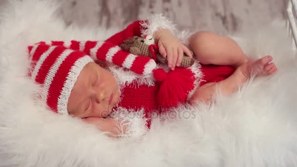 Baby verkleed als Santa met een speeltje — Stockvideo