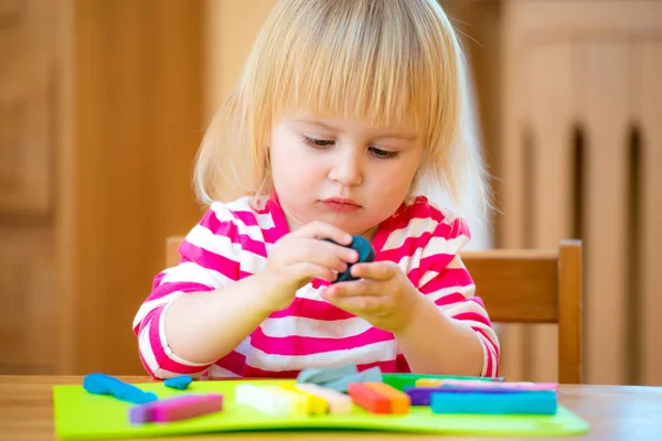 Encantadora niña dedicada a modelar plastilina — Foto de Stock