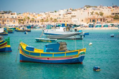 balıkçı tekneleri Marsaxlokk köyü yakınlarında