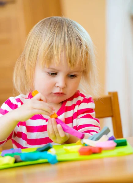 Härlig liten flicka bedriver modellering Plastilina — Stockfoto