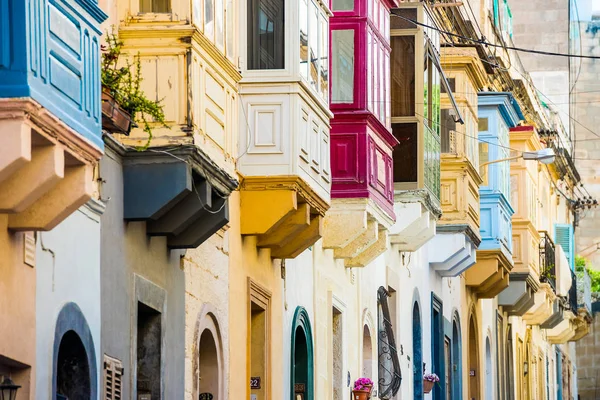 Straat met balkons in Valletta — Stockfoto