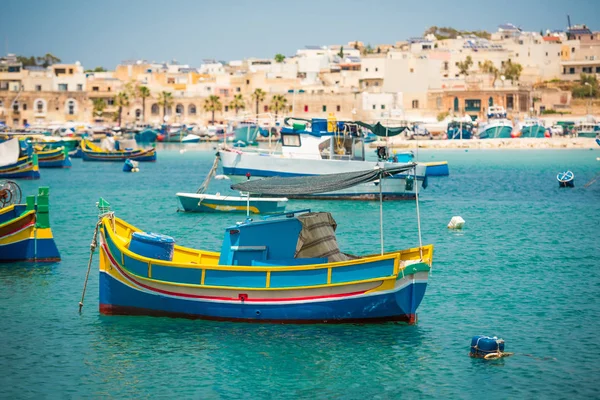 Barcos de pesca cerca del pueblo de Marsaxlokk — Foto de Stock