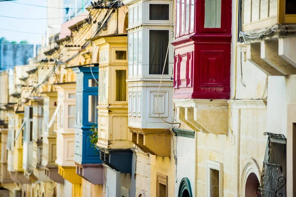Gatan med balkonger i Valletta — Stockfoto