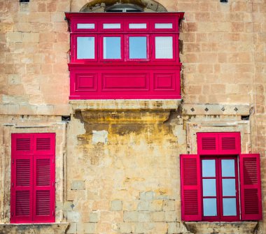 geleneksel kırmızı balkon ve Vattella içinde pencere eşiği