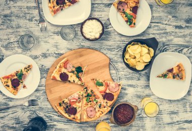 dilim pizza yönetim kurulu ve plakaları ile akşam yemeği