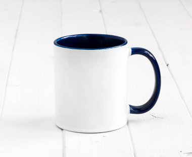 koyu mavi içeride bir tablo ile beyaz fincan