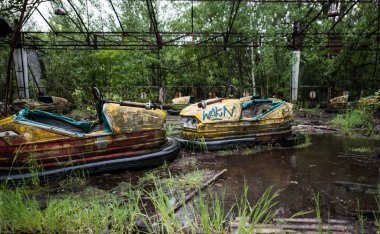 Pripyat Park terk edilmiş arabalar