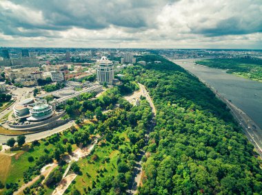 Kiev ve Dnipro Nehri'nin orta kısmında güzel görünümü