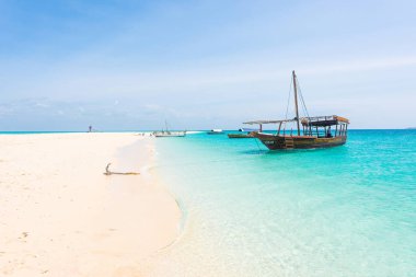 Afrika deniz kıyısı bağlantılı teknede