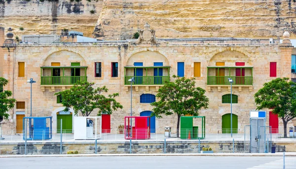 Färgglada dörrar och fönster i Valletta banvallen — Stockfoto