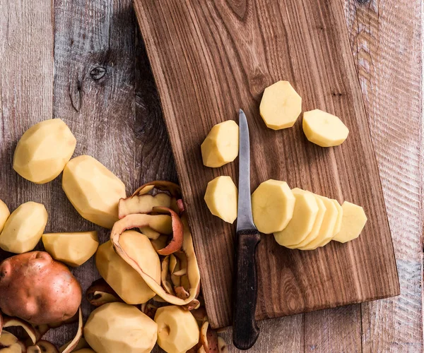 Soyulmuş ve kesilmiş patates — Stok fotoğraf