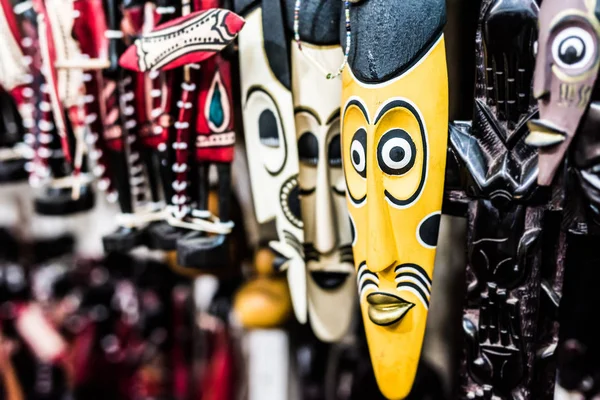 Viele bunte afrikanische Masken auf dem Markt — Stockfoto