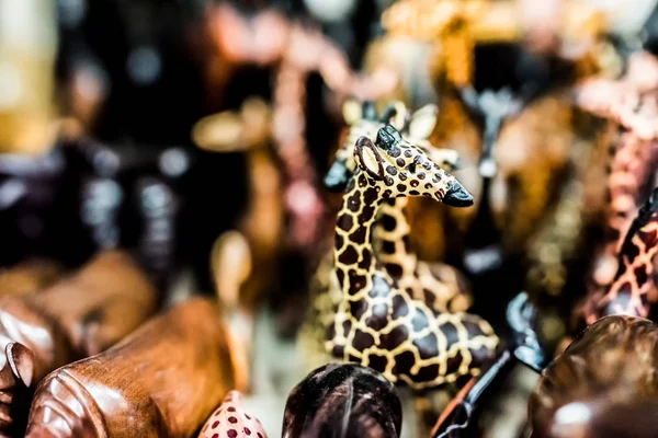 Holzgeschnitztes Spielzeug auf afrikanischem Flohmarkt — Stockfoto