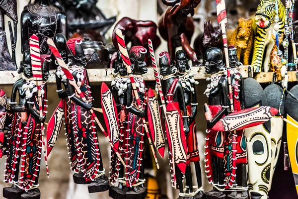 Красивые деревянные фигурки Масаи на Занзибарском рынке — стоковое фото