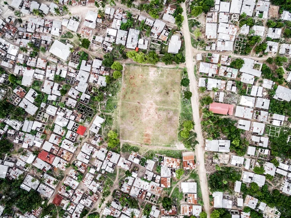 Köy Zanzibar Adası ile futbol sahası, üstten görünüm — Stok fotoğraf