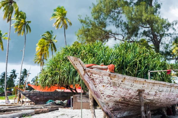 Stern Africká dřevěná loď s palmami a obloze na pozadí — Stock fotografie