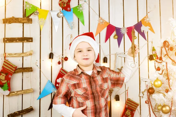 Bambino in cappello rosso con albero di Natale giocattolo — Foto Stock