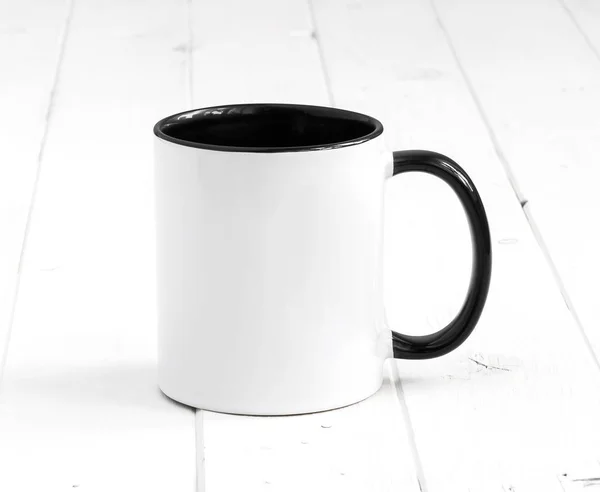 Vit kopp med mörk svart insidan på ett bord — Stockfoto