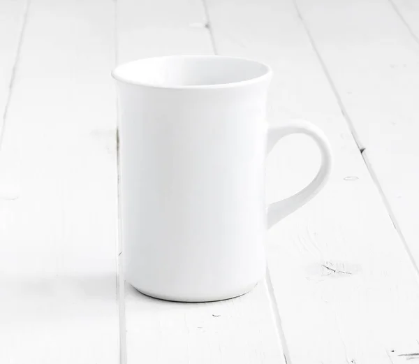 Taza vacía blanca en la superficie de tablones — Foto de Stock