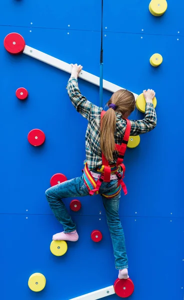 Estudante escalando a parede em cordas — Fotografia de Stock