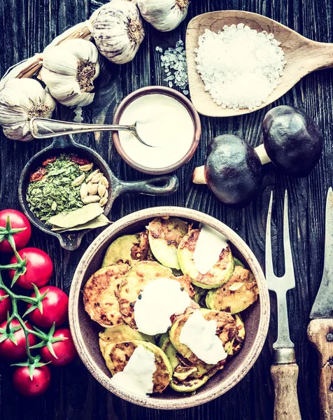 Gebakken courgette met zure room en kruiden — Stockfoto